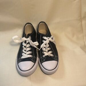size 8 black/white women's tennis shoes